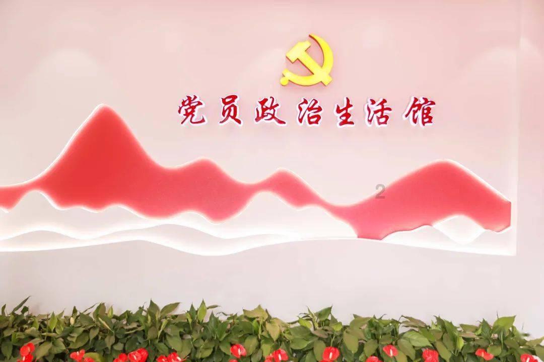 他们值得我们抬头仰望！山西临汾一写字楼广告位张贴出钱学森、邓稼先、钱三强、李四光等人海报。