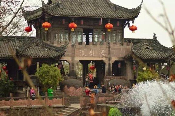 王霜邀请重庆“追风女孩”武汉过寒假,体验专业女足青训课程